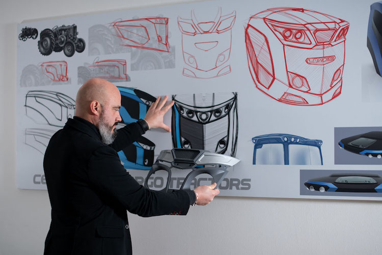Il responsabile del Centro Stile e Design di Argo Tractors, Fabio Leonardi, mostra i passaggi che hanno portato alla realizzazione del nuovo stile Landini